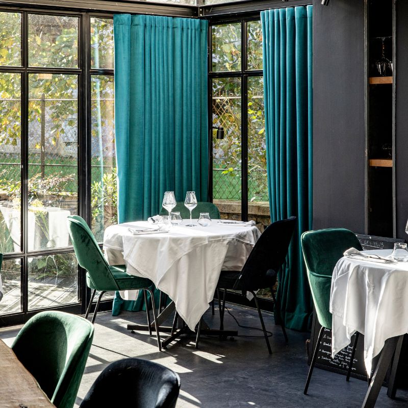 Salle du restaurant Les Vignes Rouges dans le Val-d’Oise