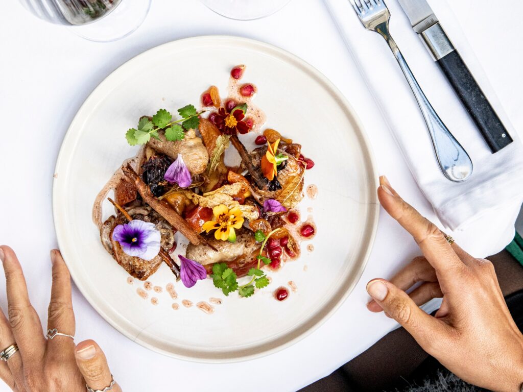 Plat gastronomique coloré aux fleurs comestibles au restaurant Les Vignes Rouges