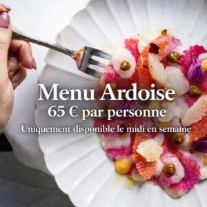 Bon cadeau menu ardoise présenté avec une assiette gastronomique et une mise en table élégante