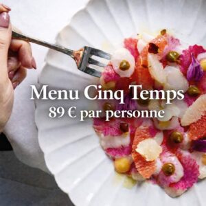 Bon cadeau menu cinq temps présenté avec un dressage gastronomique élégant et raffiné