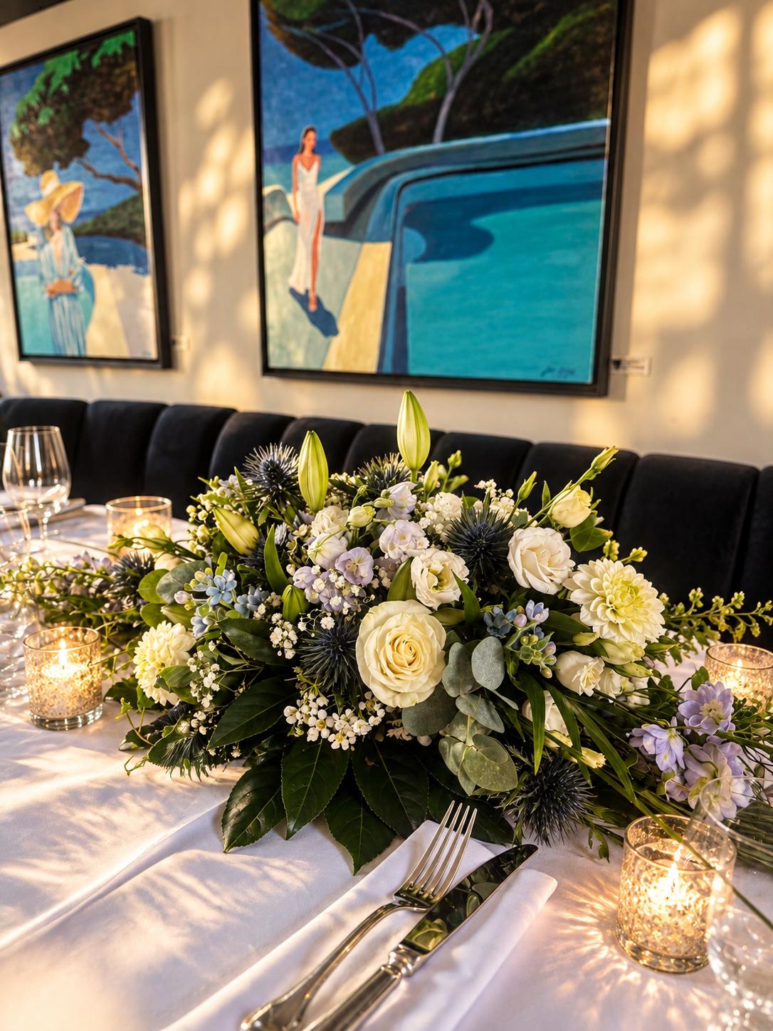 Une table de mariage décorée de fleurs et de bougies