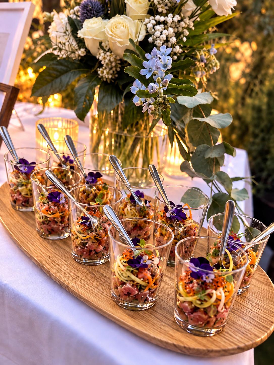 Verrines et décoration florale lors d’une réception de mariage