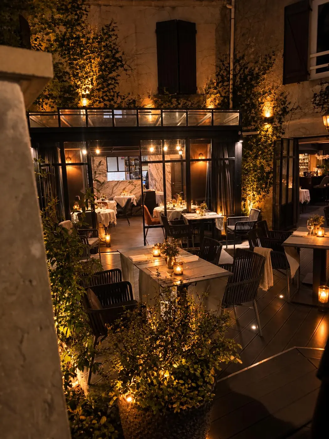 Tables et lanternes sur la terrasse des Vignes Rouges en soirée